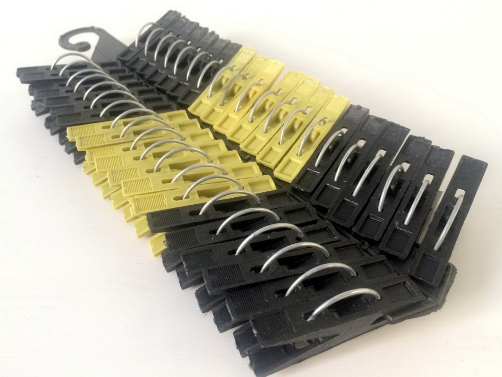 Прищепка пластмассовая с белым кольцом 40штук на листе *50