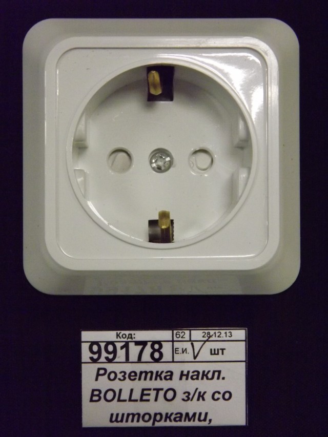 Розетка накладная  BOLLETO с заземляющим контактом со шторками, белая, 7028x-W *10