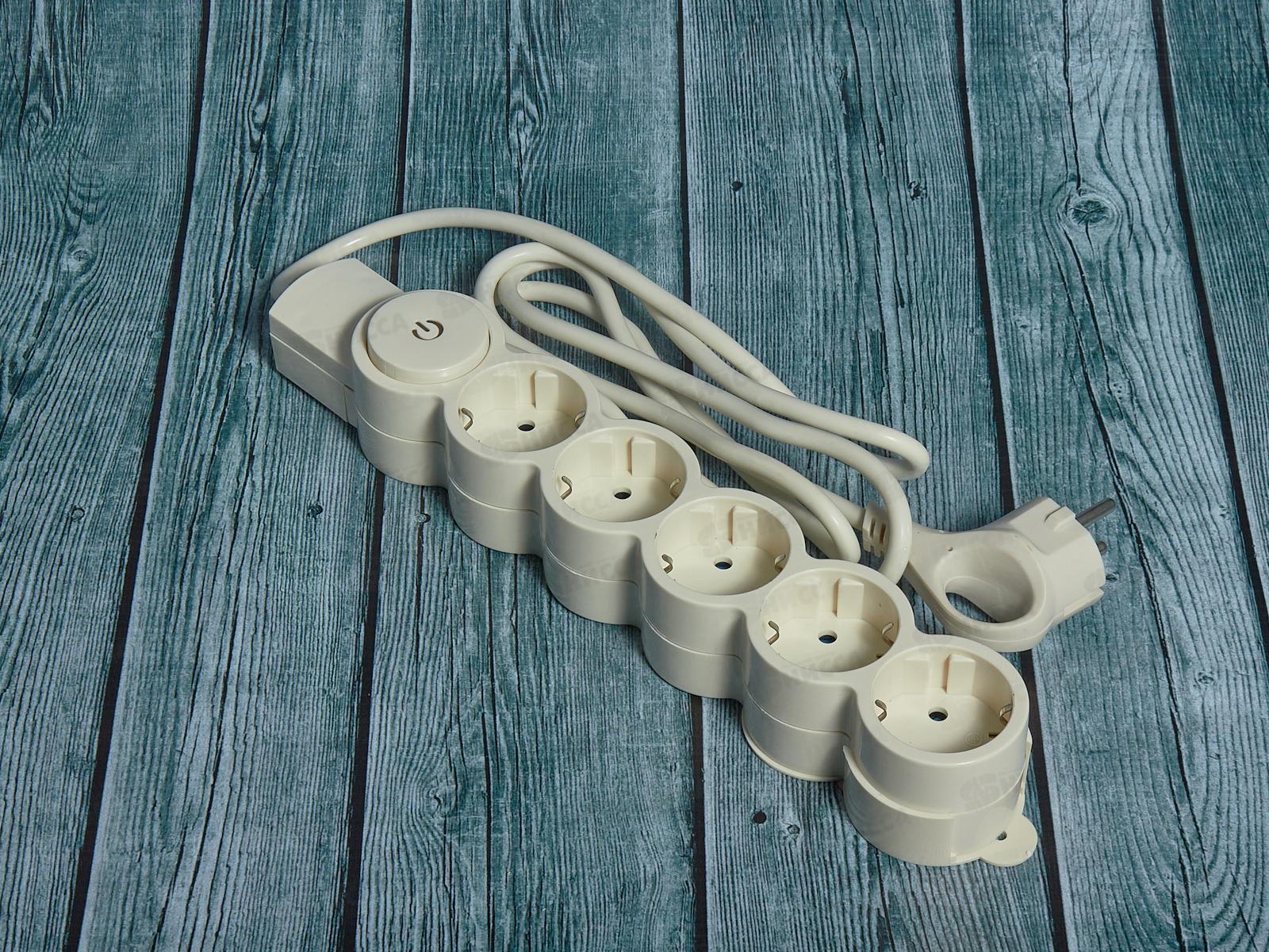 Сетевой фильтр REV с выключателем, 5гнезд,   1.5м, с заземлением, 2200Вт 10А, 32570